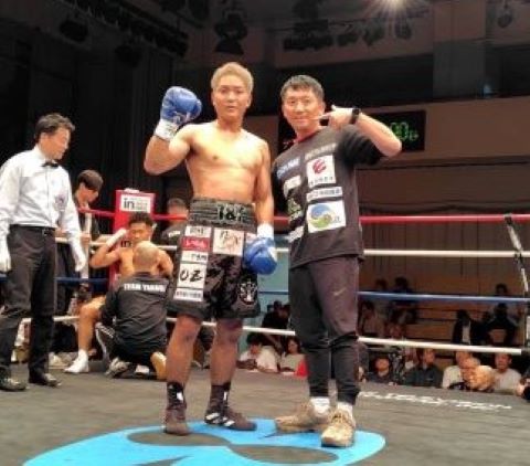 勝利後ジムの方と.jpg